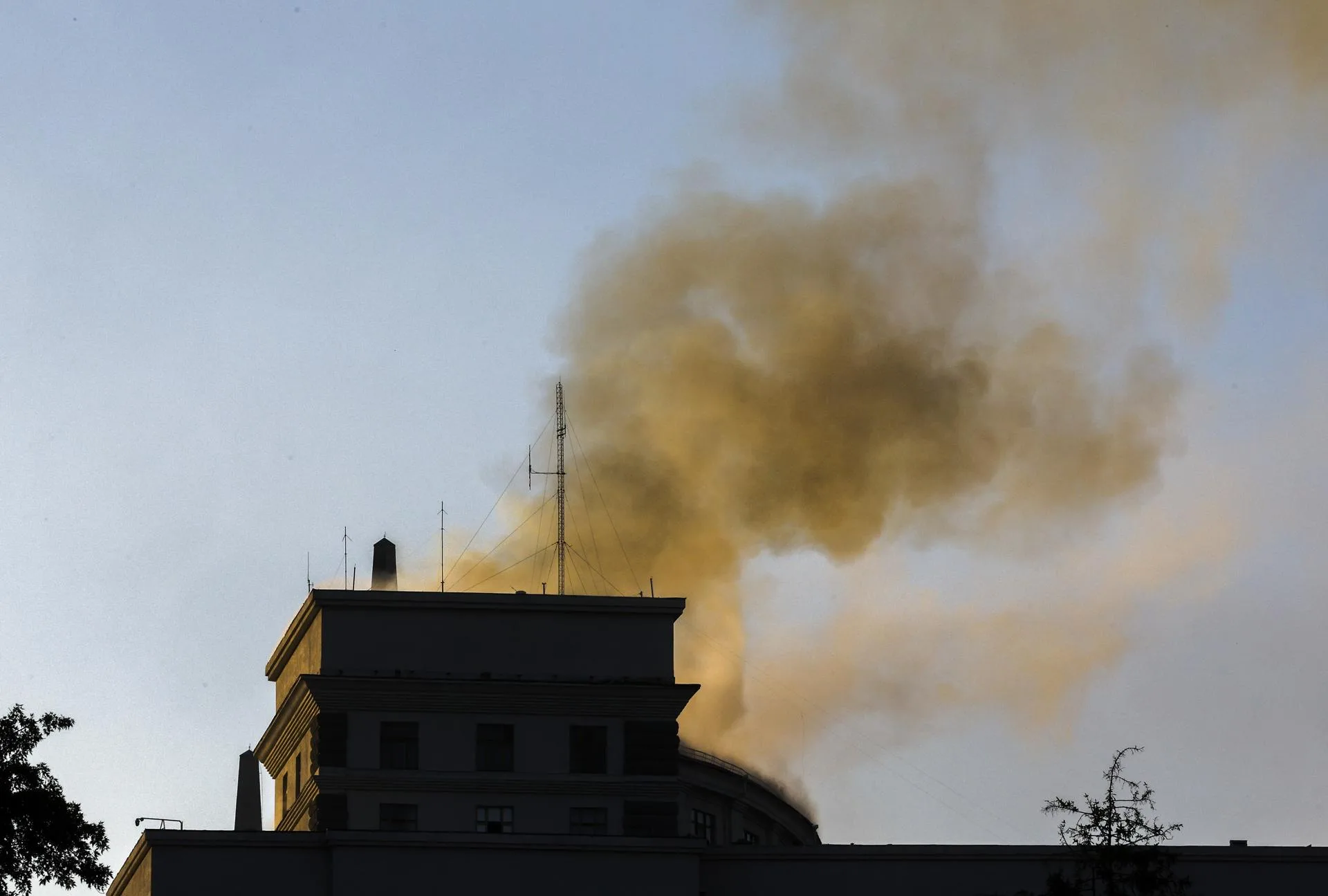 Smoke rises over the buildings housing Ukraine's cabinet in central Kyiv, Ukraine, 07 September 2025, amid the Russian invasion. September 07, 2025. EFE/EPA/SERGEY DOLZHENKO