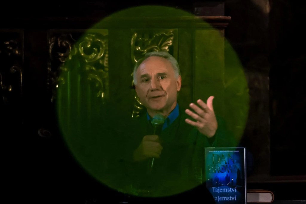 El escritor estadounidense Dan Brown en una conferencia de prensa.