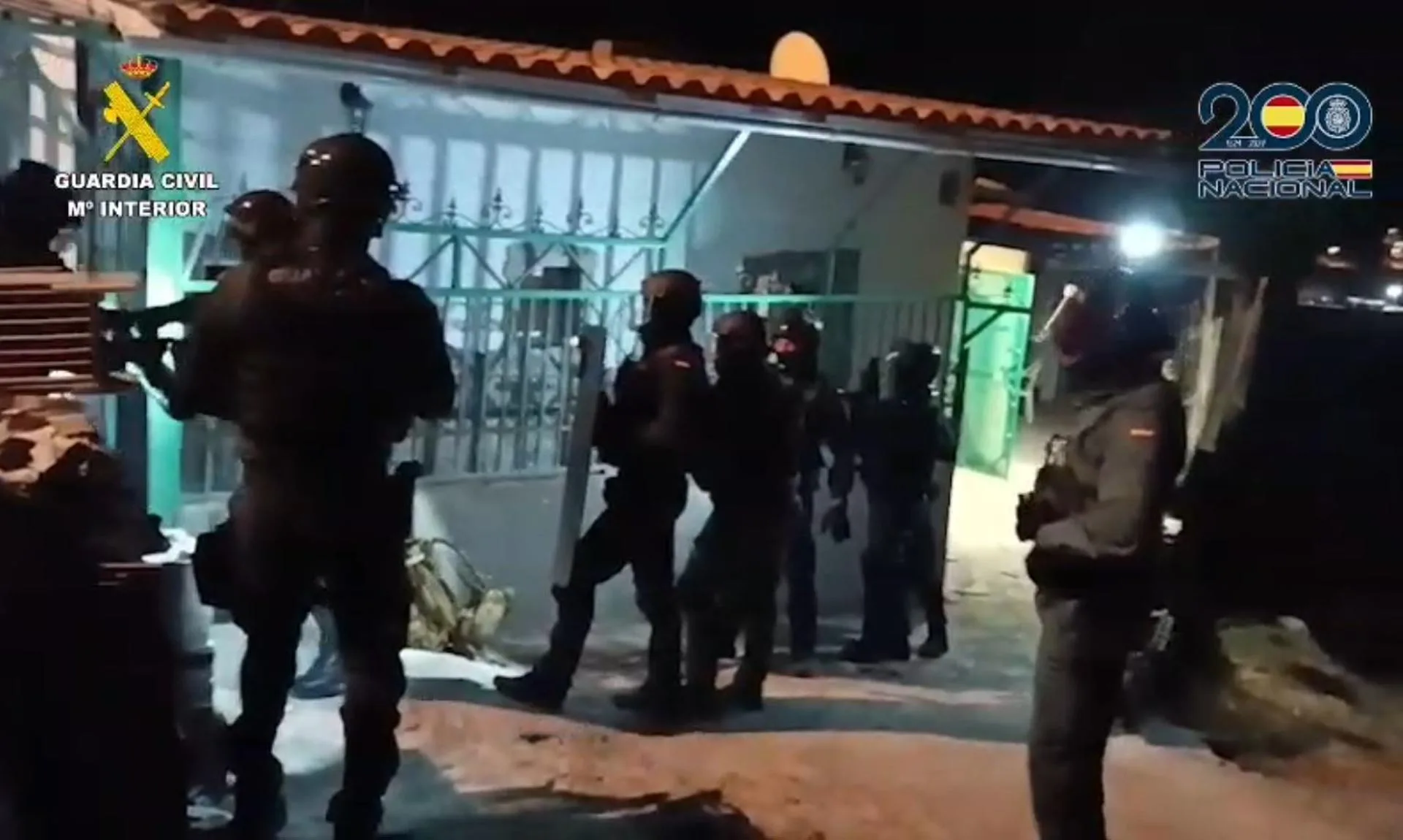 Agentes de la Guardia Civil en uno de los registros, Captura tomada de un vídeo de la operación facilitado por Policía y Guardia Civil. EFE