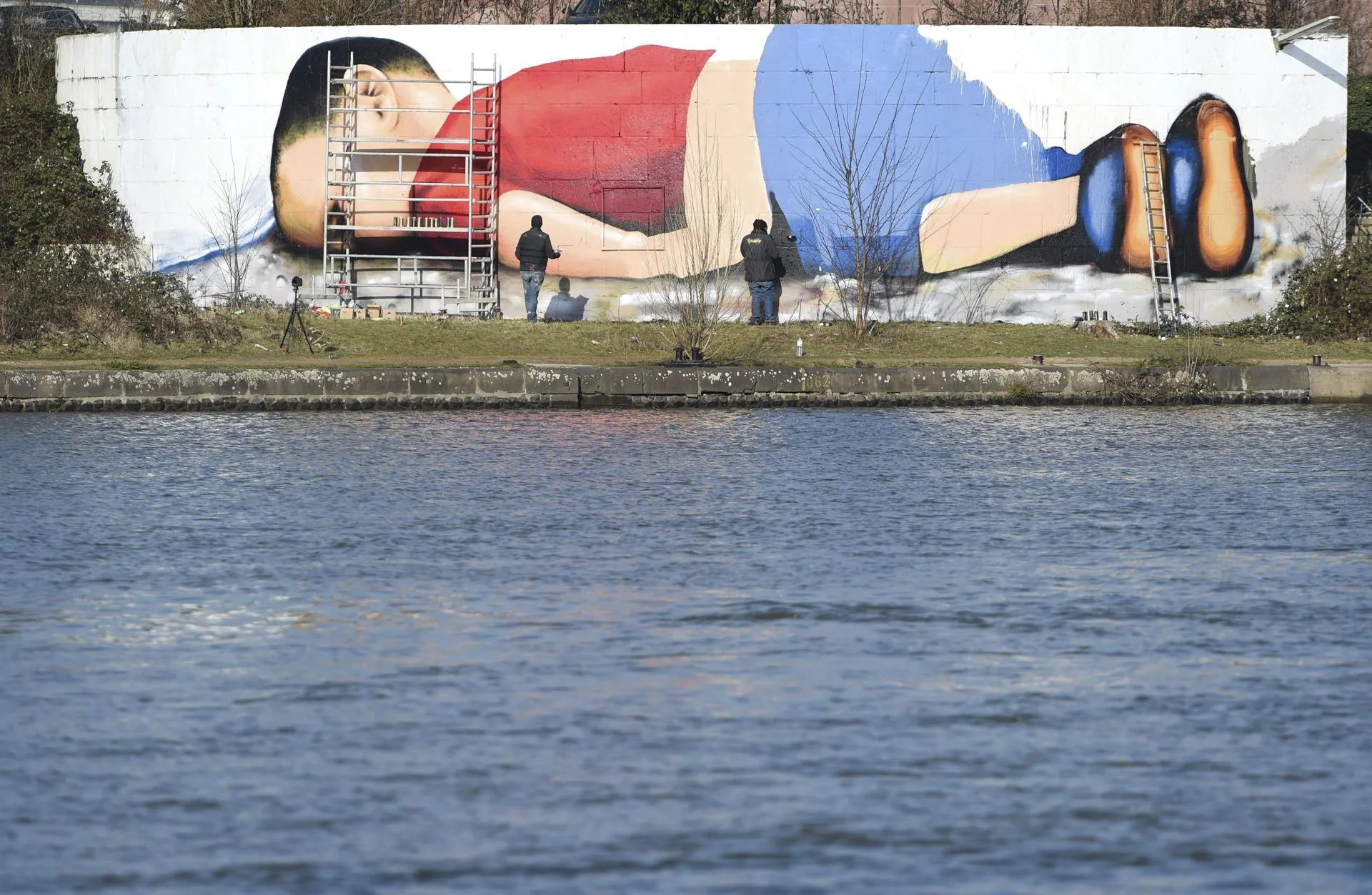 La fotografía de Nilüfer Demir del cuerpo sin vida de Aylan Kurdi, en una imagen de archivo. EFE/Arne Dedert