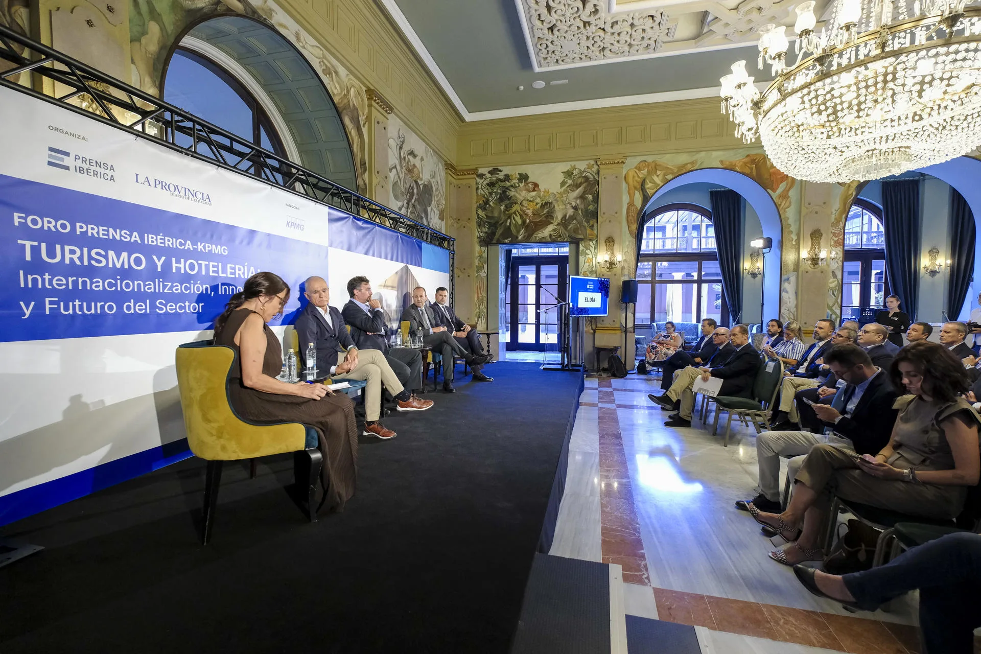 Los directores generales de las cadenas Spring, Miguel Villarroya (2i), y Cordial, Nicolás Villalobos (3i); el director de Operaciones de Canarian Hospitality, Óscar Palacios (2d); y el responsable en Canarias de la consultora KPMG, Agustín Marrero (d), debaten sobre el futuro del sector turístico en un foro organizado por Prensa Ibérica, al que también ha asistido el viceconsejero de Turismo canario, José Manuel Sanabria. EFE/Ángel Medina G.