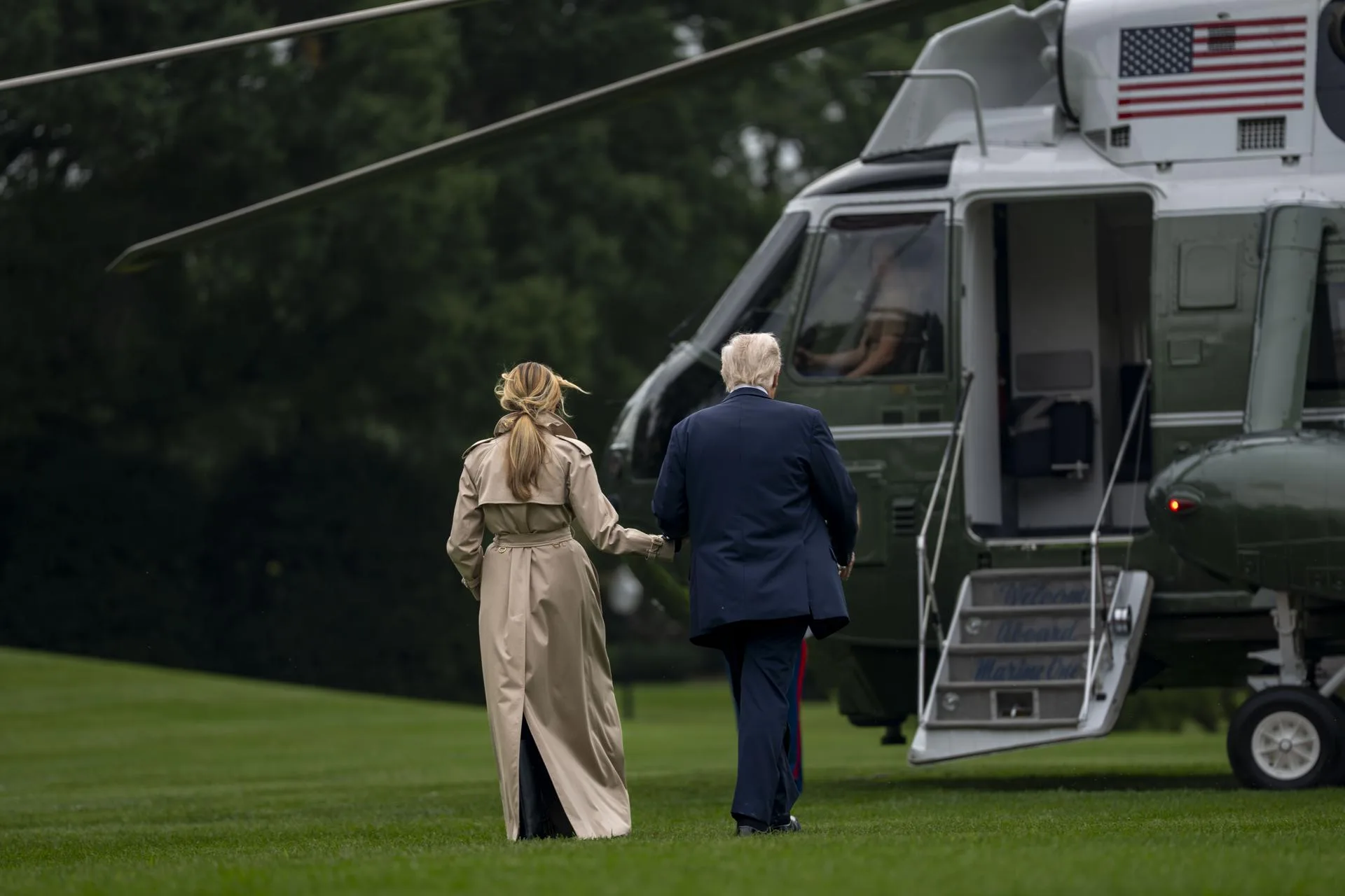President Donald Trump and First Lady Melania Trump walk to board Marine One en route to the United Kingdom on the South Lawn of the White House in Washington, DC, USA, 16 September 2025. (Reino Unido) EFE/EPA/BONNIE CASH / POOL