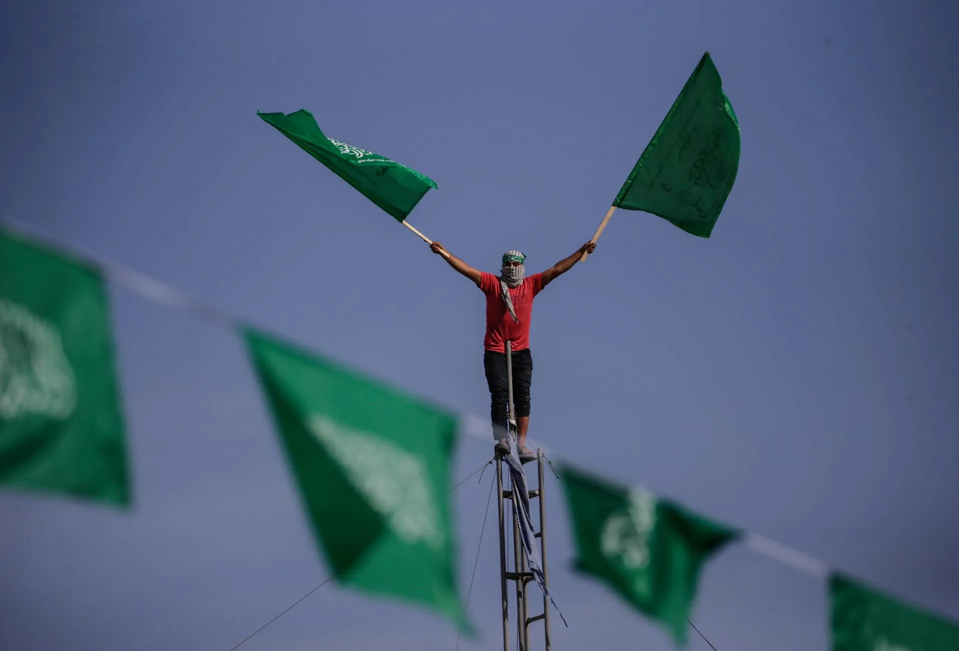 Una partidaria de Hamas agita banderas de Hamas, en una imagen de archivo. EFE/MOHAMMED SABER