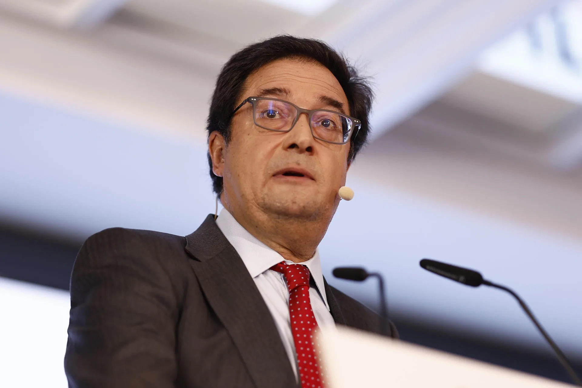 El ministro para la Transformación Digital y de la Función Pública, Óscar López, participa en un desayuno informativo en un hotel madrileño este lunes. EFE/ Rodrigo Jiménez