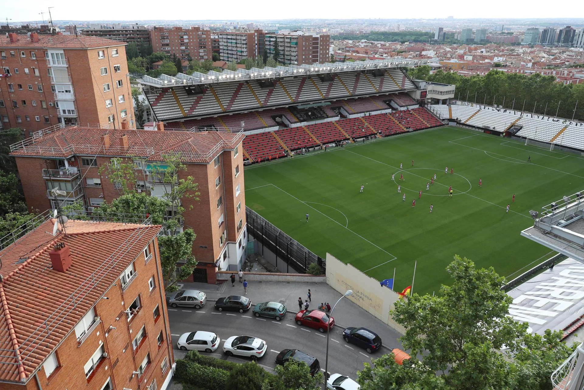 Vista del Estadio de Vallecas desde una vivienda cercana. EFE/Rodrigo Jiménez