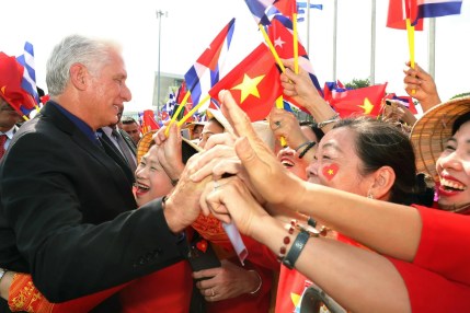 Fotografía cedida este domingo por la Presidencia de Cuba del mandatario Miguel Díaz-Canel (i), saludando a simpatizantes vietnamitas a su llegada a Hanoi (Vietnam). EFE/Alejandro Azcuy Presidencia de Cuba