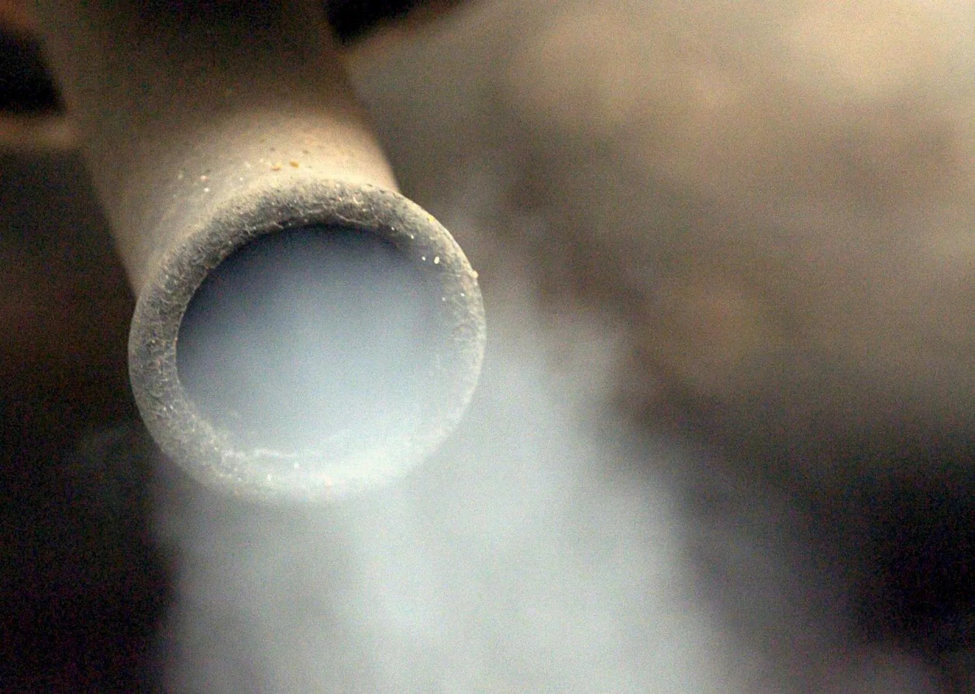 Una imagen de archivo que muestra la salida de humo por el tubo de escape. EFE/Alexander Ruesche