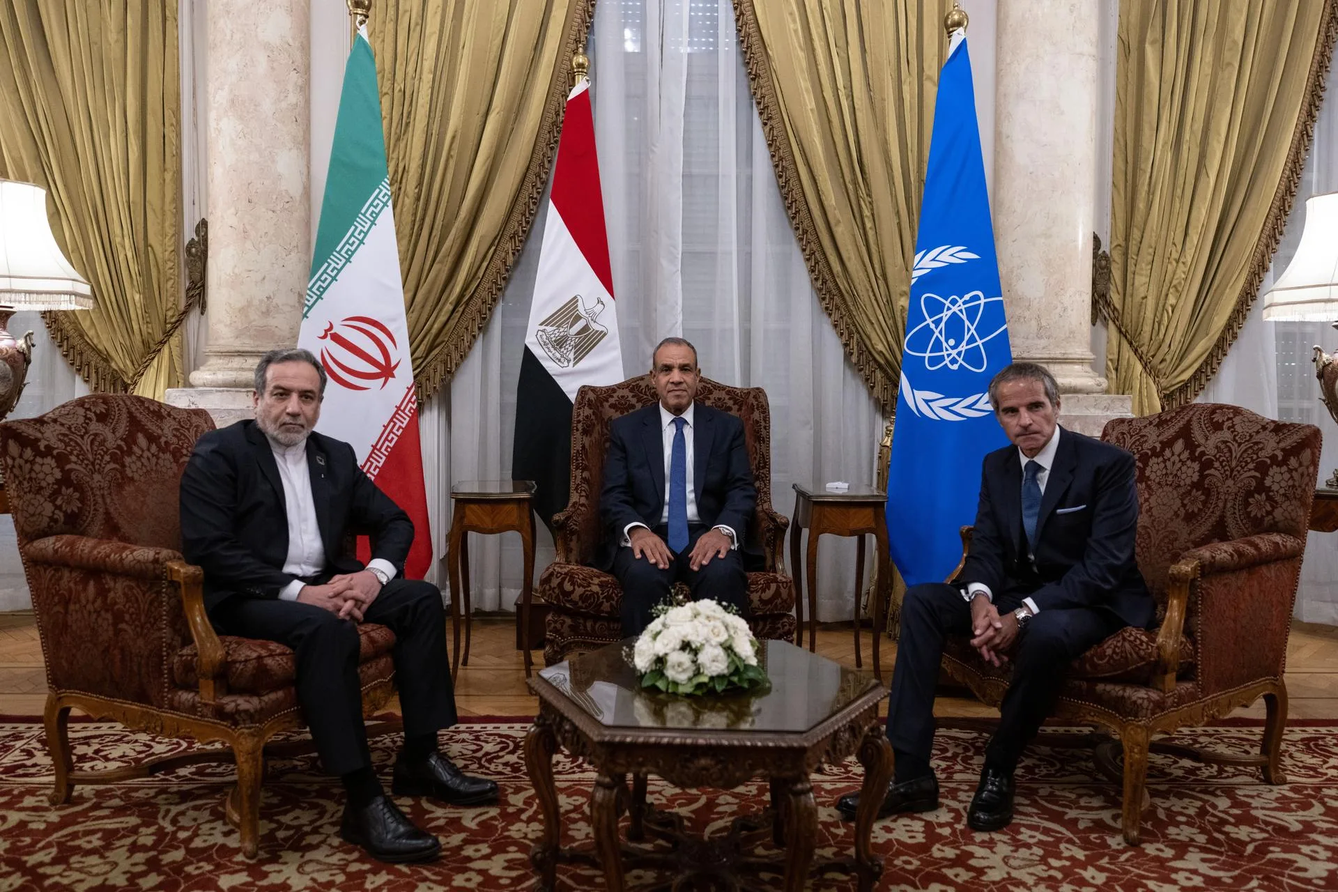 Egyptian Minister of Foreign Affairs Badr Abdelatty (C), Iranian Foreign Minister Abbas Araqchi (L), and Rafael Grossi, the Director General of the International Atomic Energy Agency (R), meet at Al Tahrir Palace in Cairo, Egypt, Sep 09, 2025. (Egipto) EFE/EPA/MOHAMED HOSSAM