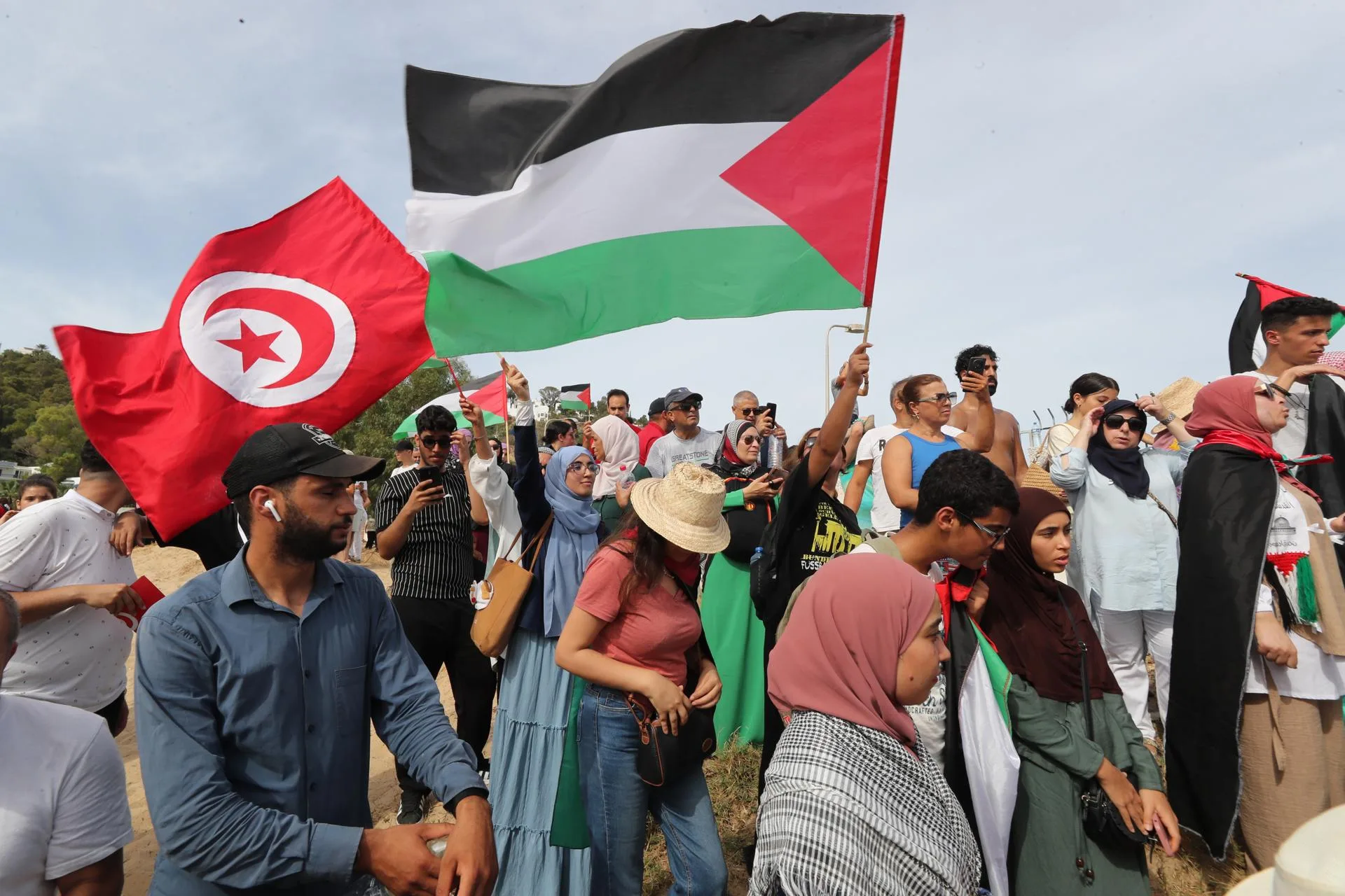Pro-Palestinian supporters attend a demonstration of support for the Global Sumud Flotilla, which will arrive on 07 September in the port of Sidi Bou Said, Tunisia, Sep. 7, 2025. EFE/EPA/MOHAMED MESSARA