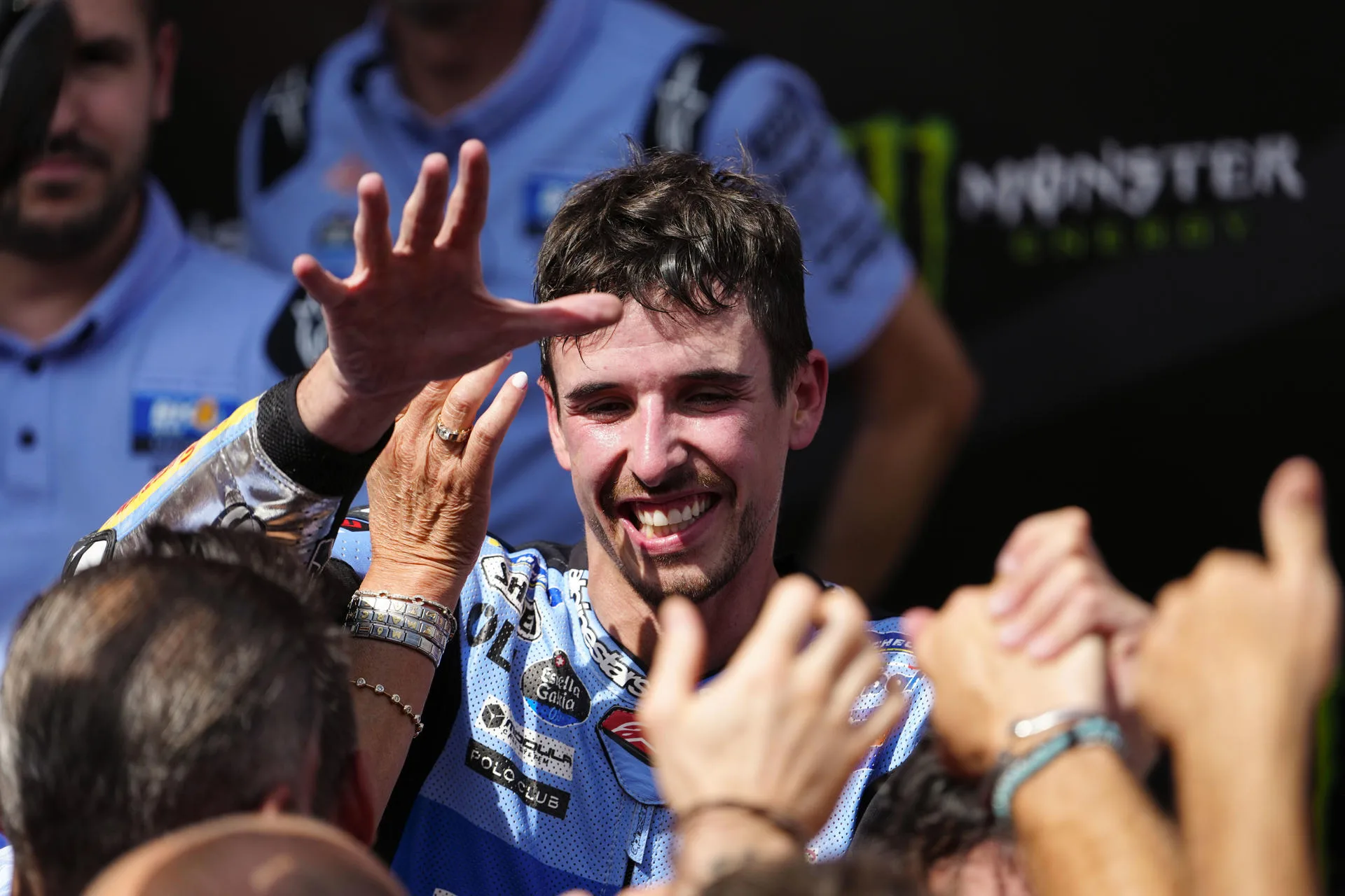 El piloto español de MotoGP, Alex Márquez, celebra su victoria con sus compañeros de equipo durante el Gran Premio de Cataluña de MotoGP en el Circuito de Barcelona-Cataluña en Montmeló, Barcelona, ​​España. EFE/ Enric Fontcuberta
