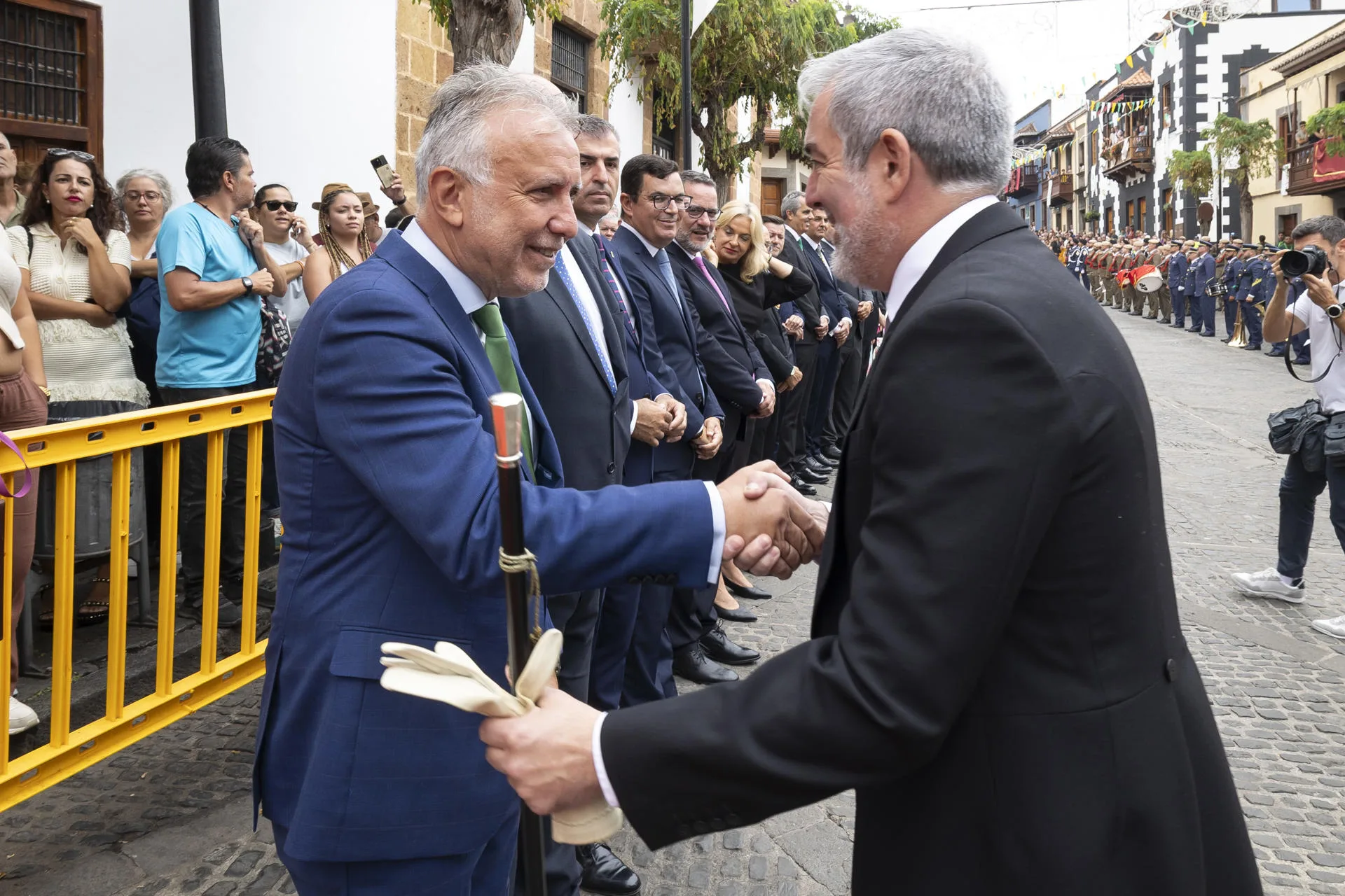 GRAFCAN4049. TEROR (GRAN CANARIA) (ESPAÑA), 08/09/2025.-- El presidente de Canarias, Fernando Clavijo, saluda al ministro de Política Territorial y Memoria Democrática, Ángel Víctor Torres, en el acto celebrado en Teror (Gran Canaria) con motivo de la festividad de la Virgen del Pino. EFE/Quique Curbelo