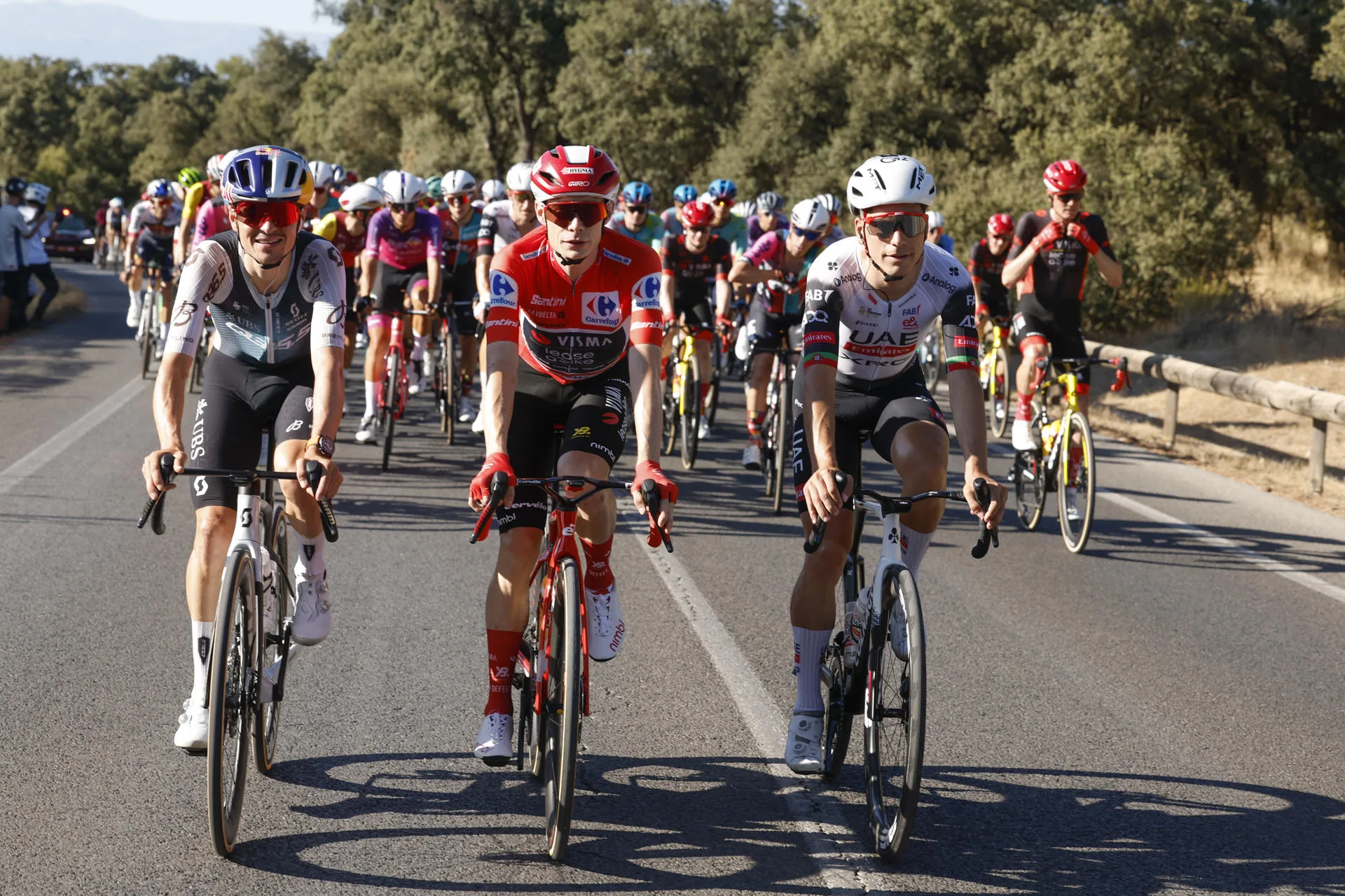 El líder de la general, el danés Jonas Vingegaard (c), el segundo clasificado, el portugués Joao Almeida (d), y el tercero, Tom Pidcock (i), durante la última etapa de la Vuelta a España en Madrid. EFE/Javier Lizón