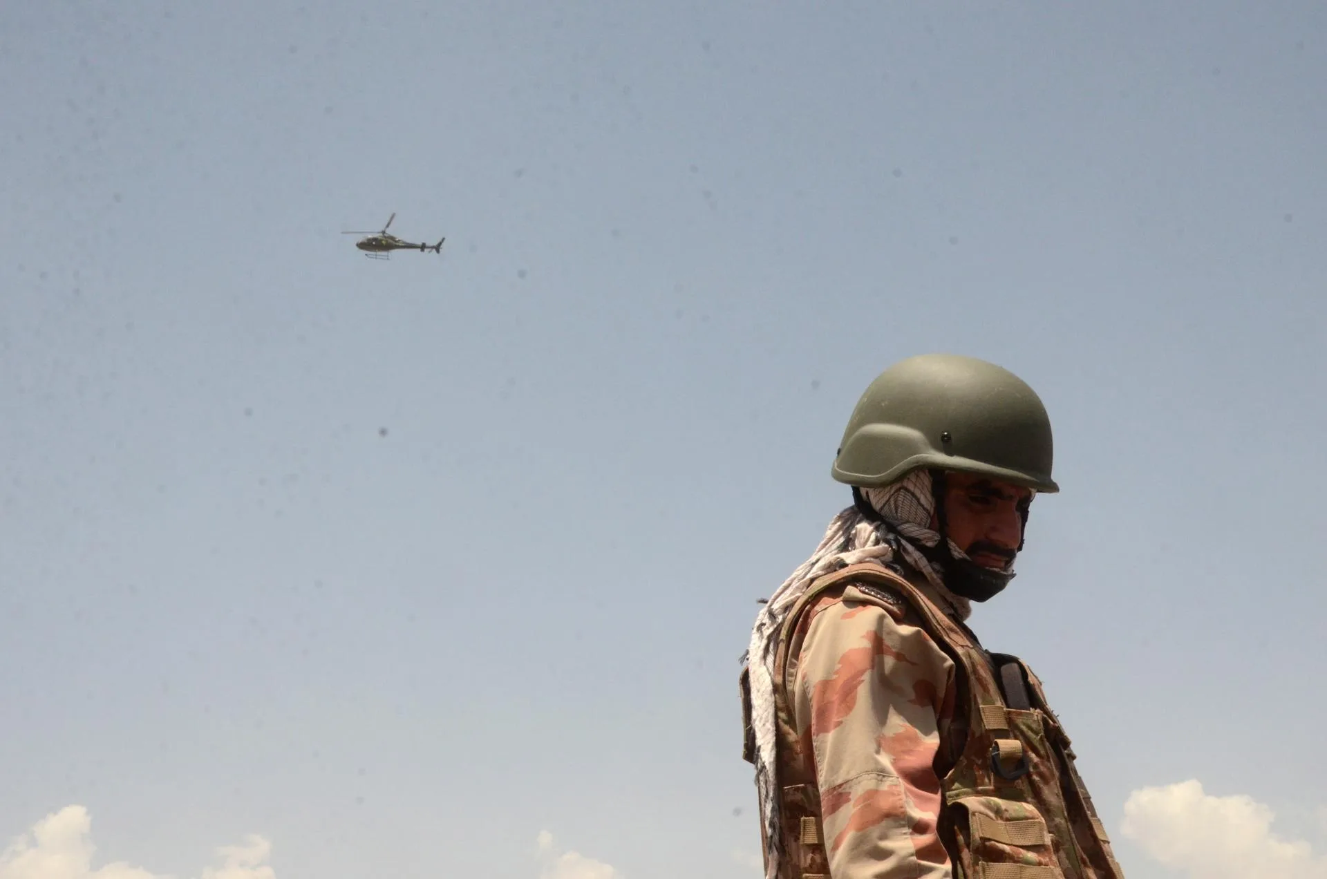 Un helicóptero del ejército paquistaní junto a un soldado en una imagen de archivo. EFE/JAMAL TARAQAI