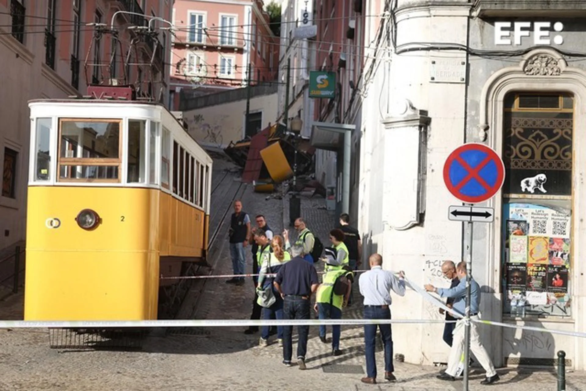 Technical experts assess the accident involving the Gloria funicular in Lisbon, a popular transportation used by tourists, which derailed yesterday in Lisbon, Portugal, 04 September 2025.EFE/EPA/TIAGO PETINGA