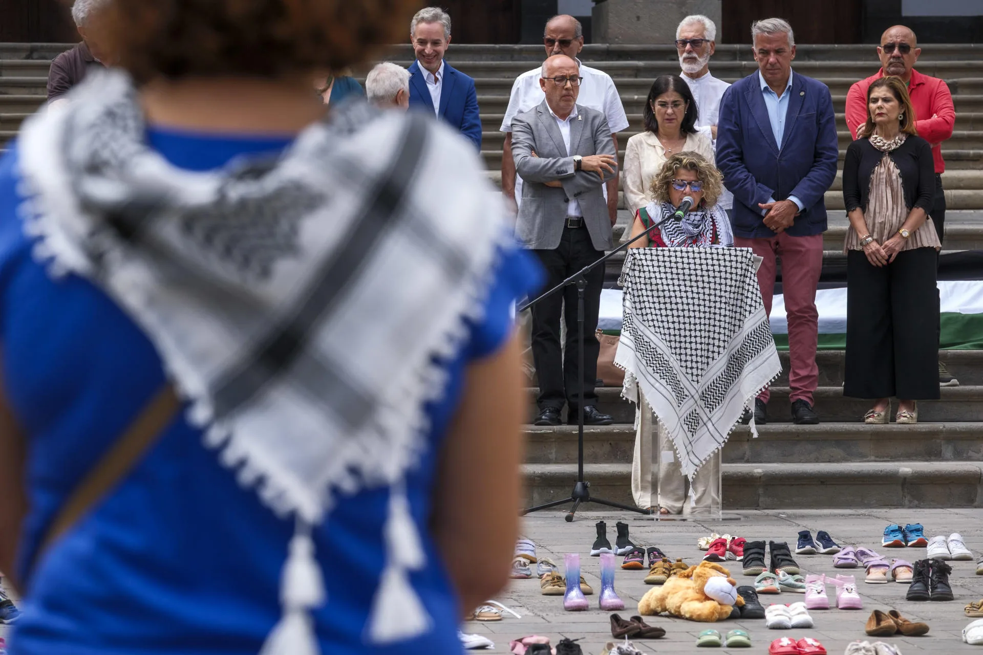 El presidente del Cabildo de Gran Canaria, Antonio Morales (primera fila 4d); la alcaldesa de Las Palmas, Carolina Darias (primera fila 3d); y el rector de la Universidad de Las Palmas de Gran Canaria, Lluís Serra (primera fila 2d), han participado este lunes en un acto de homenaje a los niños palestinos asesinados durante la guerra de Gaza. EFE/Ángel Medina G.