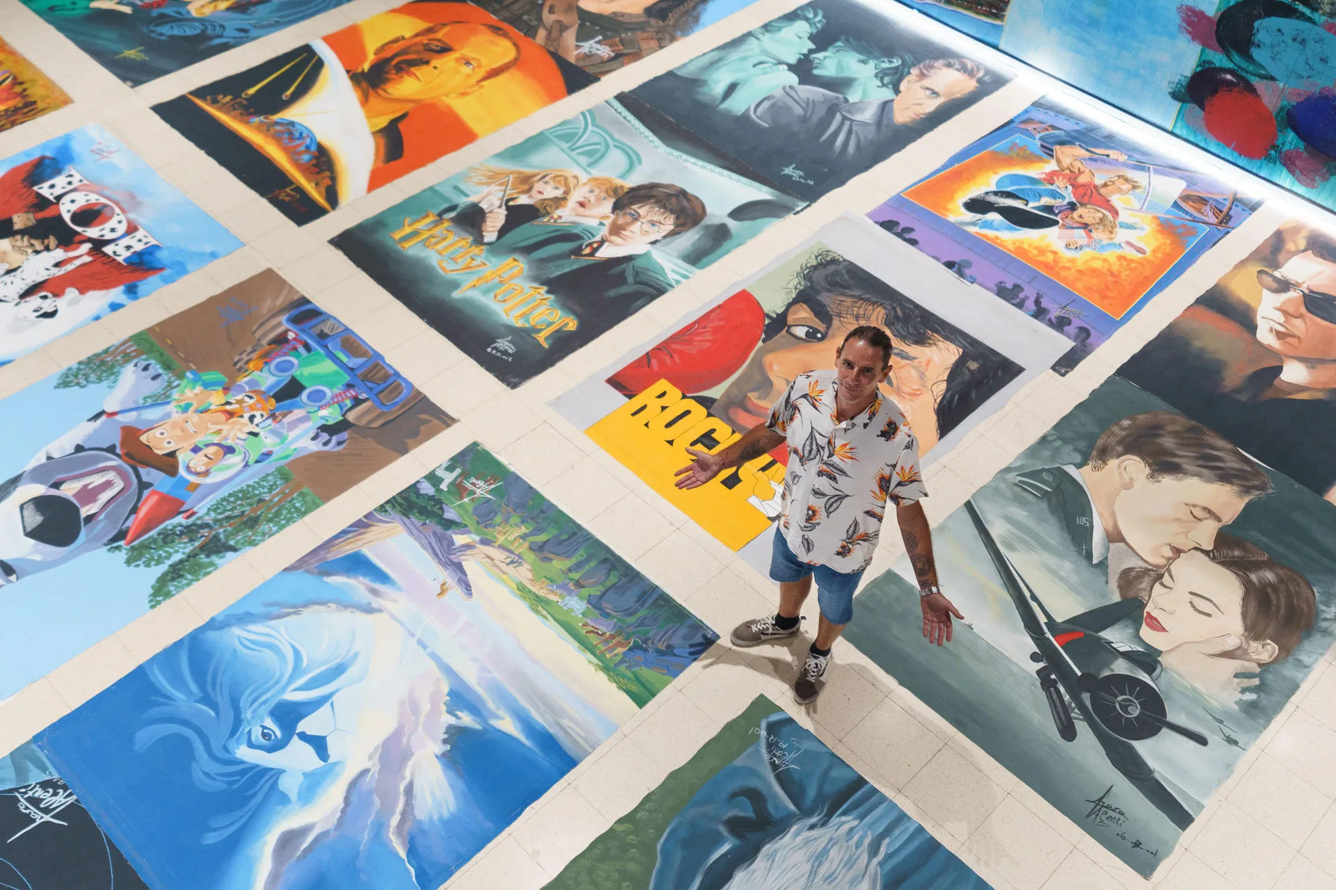 El cierre definitivo del Cine Víctor el pasado mes de febrero, supuso un duro golpe para la vida cultural de Santa Cruz de Tenerife, aunque su legado perdura gracias a Charo Valentí, autora de los carteles de las películas que se estrenaban en esta legendaria sala, y que ahora muestra su sobrino, Santiago. EFE/Ramón de la Rocha