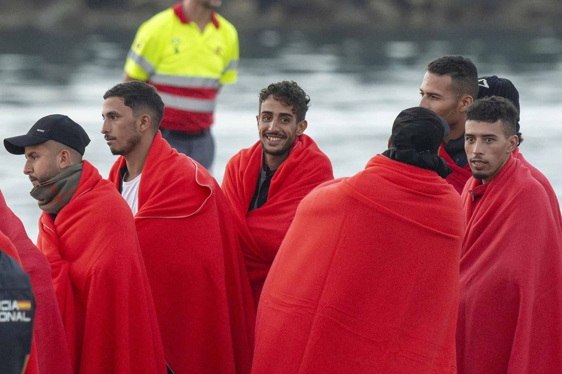 Los ocupantes de la neumática, a su llegada al puerto de Arrecife (Lanzarote). EFE/Adriel Perdomo