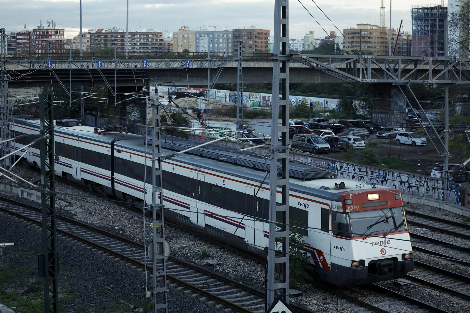 Vista general de un tren de cercanías saliendo de Valencia. EFE/Biel Aliño/Archivo
