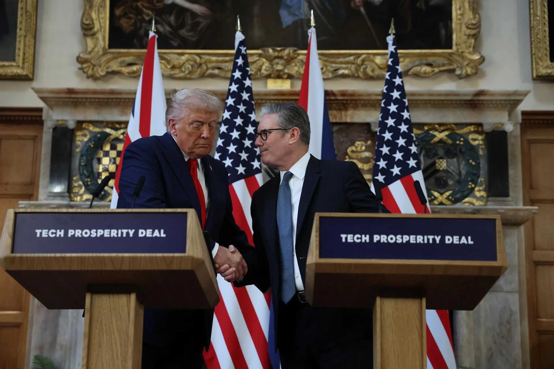 El presidente de EE.UU. Donald J. Trump (L) y el primer ministro británico Keir Starmer (R) asisten a una conferencia de prensa en Chequers, la residencia de campo del primer ministro en Aylesbury, Reino Unido, el 18 de septiembre de 2025. EFE/NEIL HALL