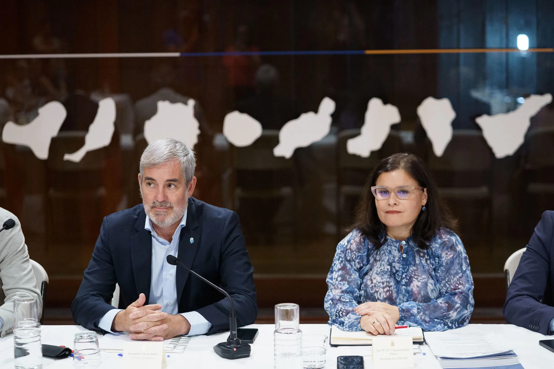El presidente de Canarias, Fernando Clavijo (i) junto a la presidenta de la Federación Canaria de Municipios (Fecam) , Mari Brito (d) durante la reunión con el comité ejecutivo del órgano municipal. EFE/Ramón de la Rocha