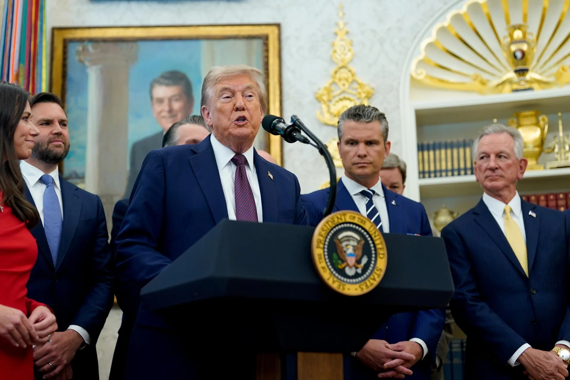 US President Donald Trump (C) speaks during an announcement in the Oval Office of the White House in Washington, DC, US, Sep 02, 2025. EFE/EPA/AL DRAGO / POOL
