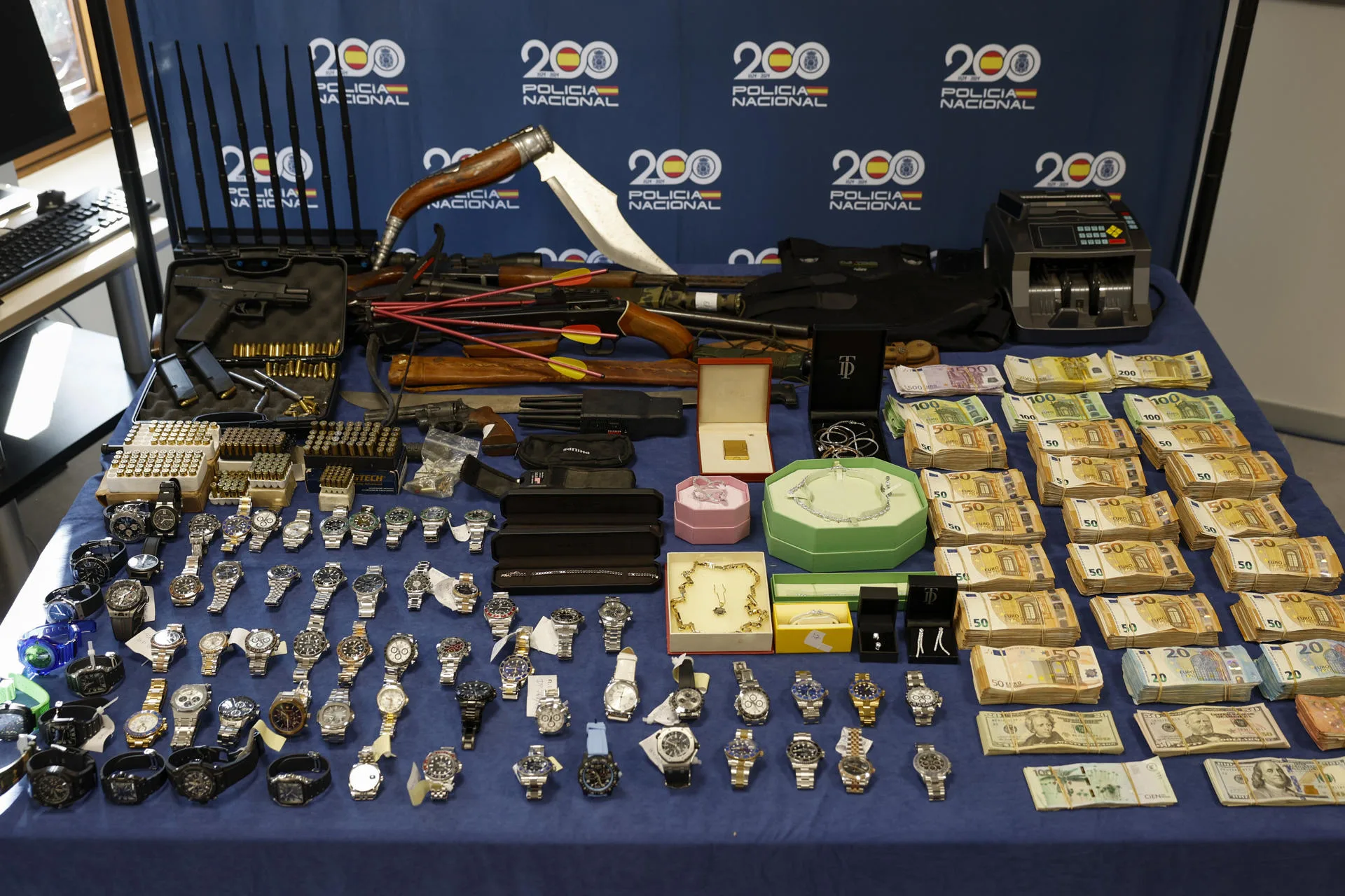 Vista general de la exposición del material incautado en la macrooperación contra el narcotráfico en Valencia. EFE/Biel Aliño