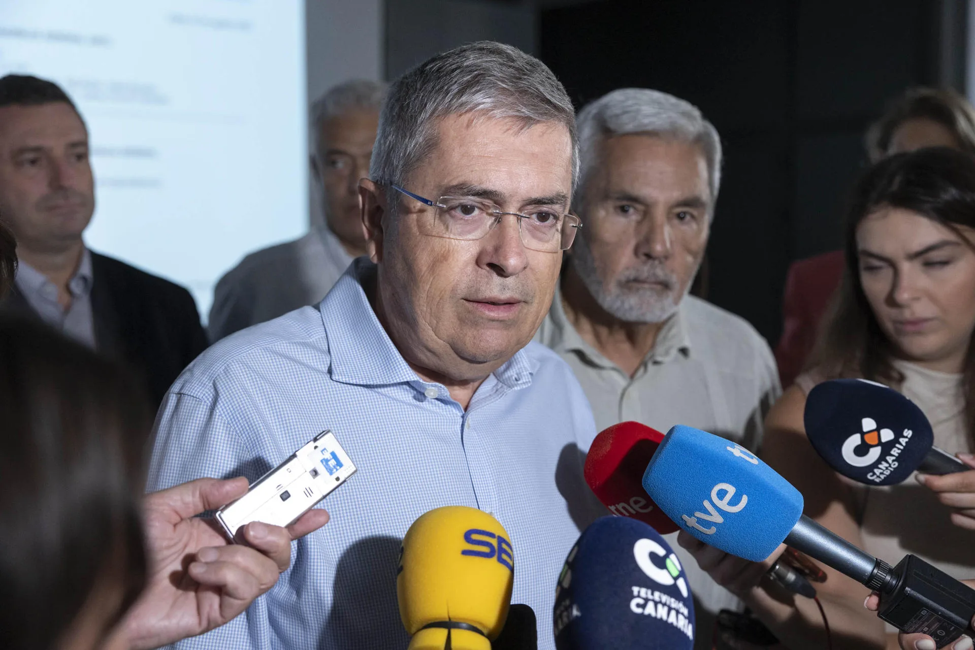 El alcalde de San Bartolomé de Tirajana, Marco Aurelio, informa a los medios de la reunión de los municipios turísticos en la que se informó sobre la asamblea en la que se debatirá la propuesta de texto para una la ley que regule la condición de municipio turístico. EFE/Miguel Barreto