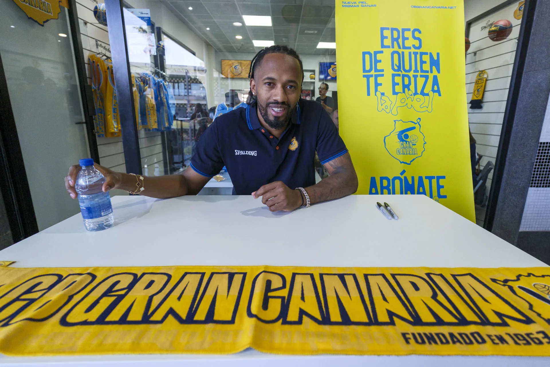 Braian Angola firmó fotos para los aficionados en la tienda oficial del Dreamland Gran Canaria tras atender a la prensa en su presentación. EFE/Ángel Medina G.