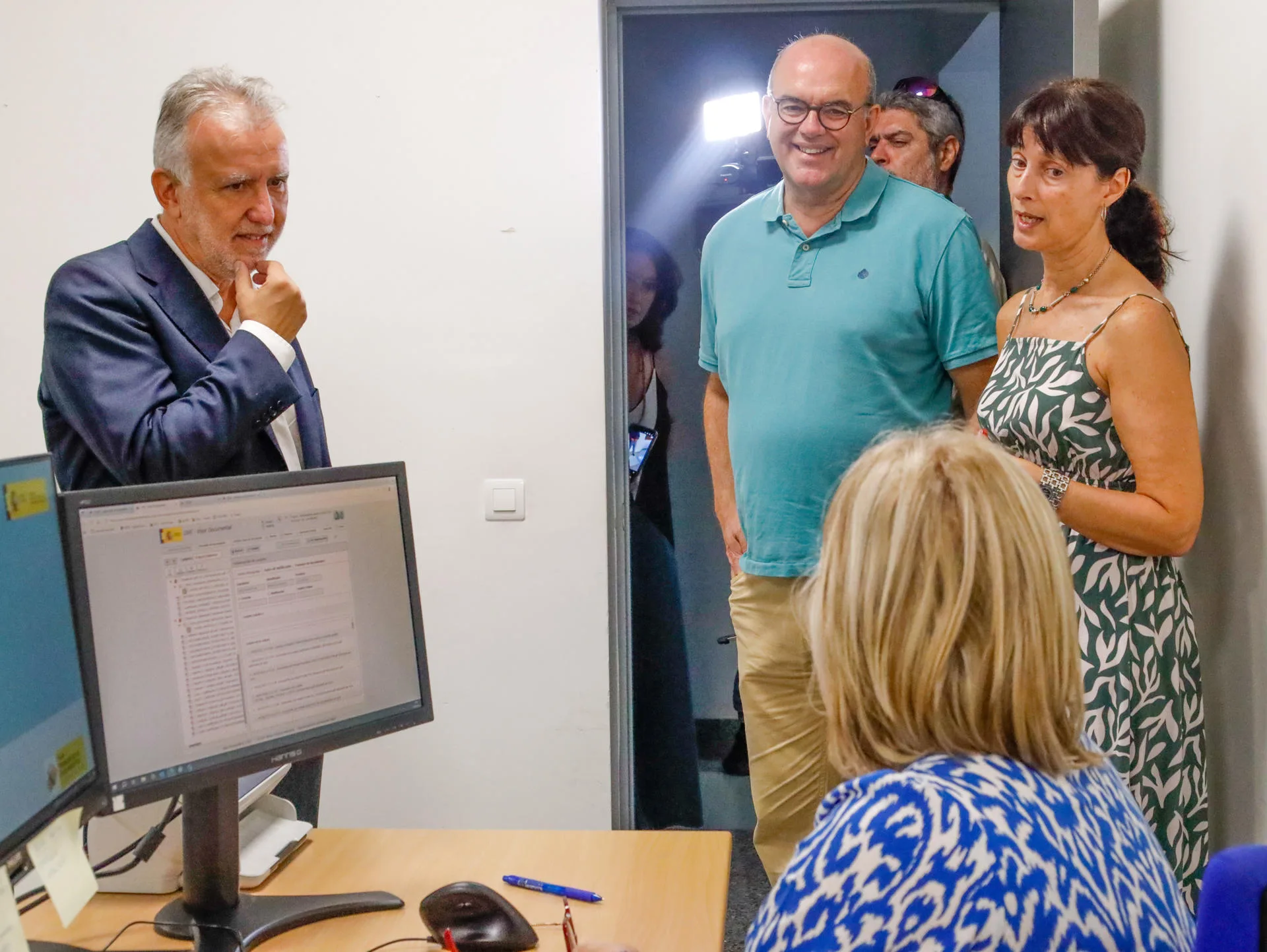 El ministro de Política Territorial, Ángel Víctor Torres (i), ha dado los detalles de las nacionalidades concedidas durante una visita a las Oficinas de Extranjería de Las Palmas de Gran Canaria. EFE/Laura Bautista