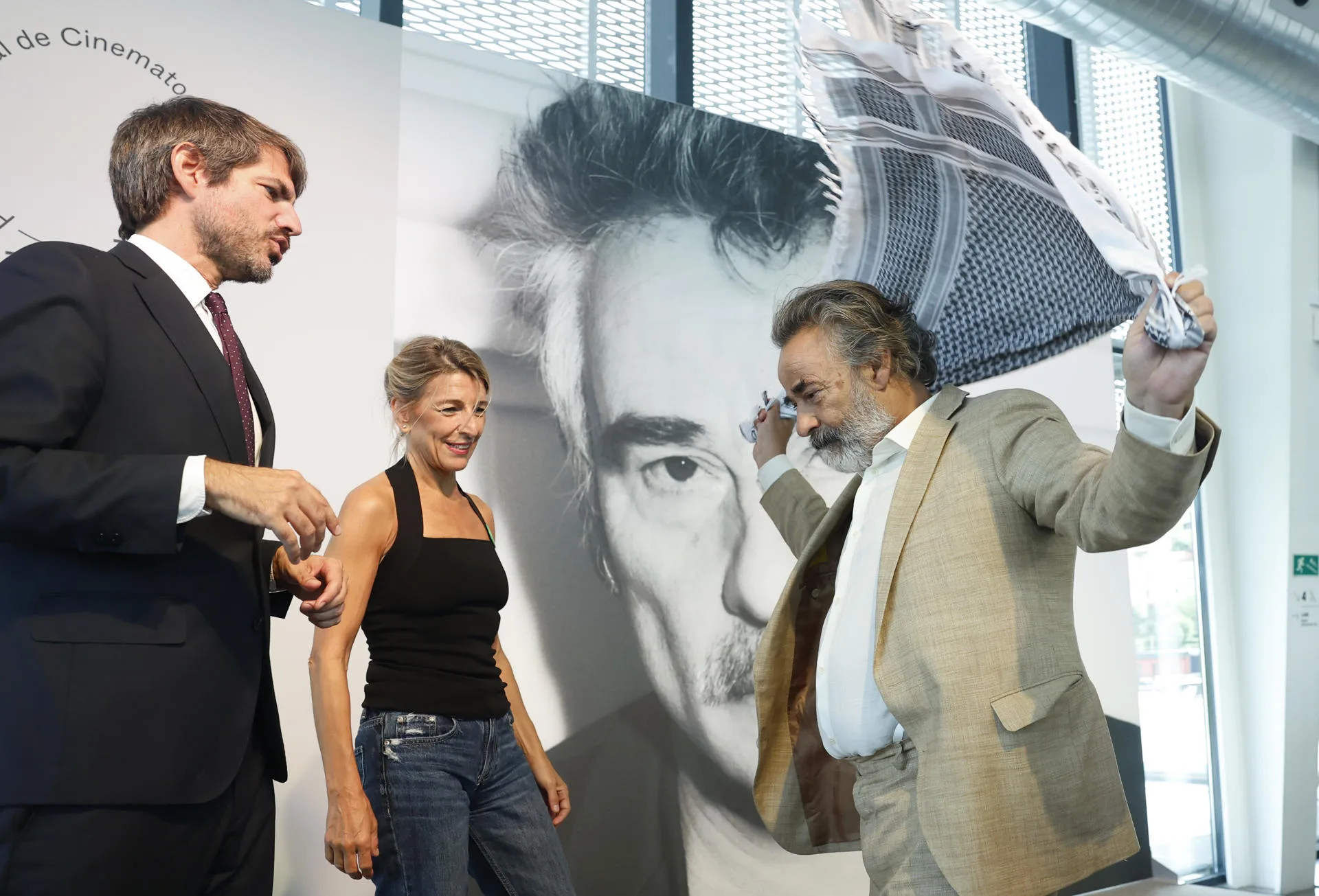 El actor Eduard Fernández (c), posa junto al ministro de Cultura, Ernest Urtasun (i), y de la ministra de Trabajo y Economía Social, Yolanda Díaz