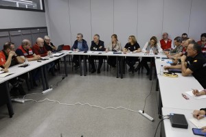 El ministro de Política Territorial y Memoria Democrática, Ángel Víctor Torres (2I), la entonces consellera de Interior de Valencia, Salomé Pradas (C), entre otros, en una reunión del Cecopi tras la dana. EFE/Kai Försterling