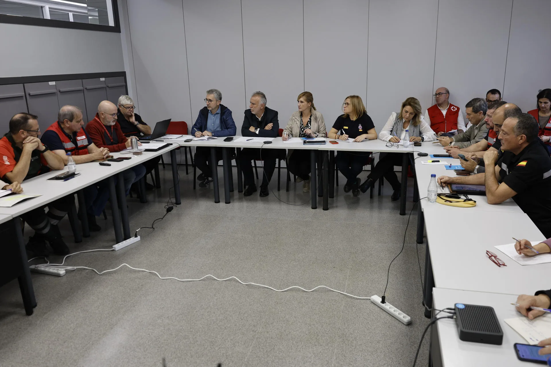 El ministro de Política Territorial y Memoria Democrática, Ángel Víctor Torres (2I), la entonces consellera de Interior de Valencia, Salomé Pradas (C), entre otros, en una reunión del Cecopi tras la dana. EFE/Kai Försterling