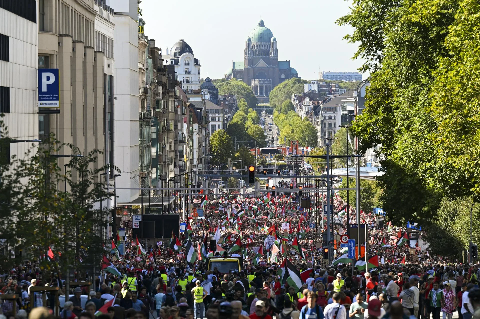 Manifestación de decenas de miles de personas y más de 200 organizaciones civiles en Bruselas para exigir el fin de cualquier relación con Israel por los crímenes perpetrados en Gaza. EFE/FREDERIC SIERAKOWSKI
