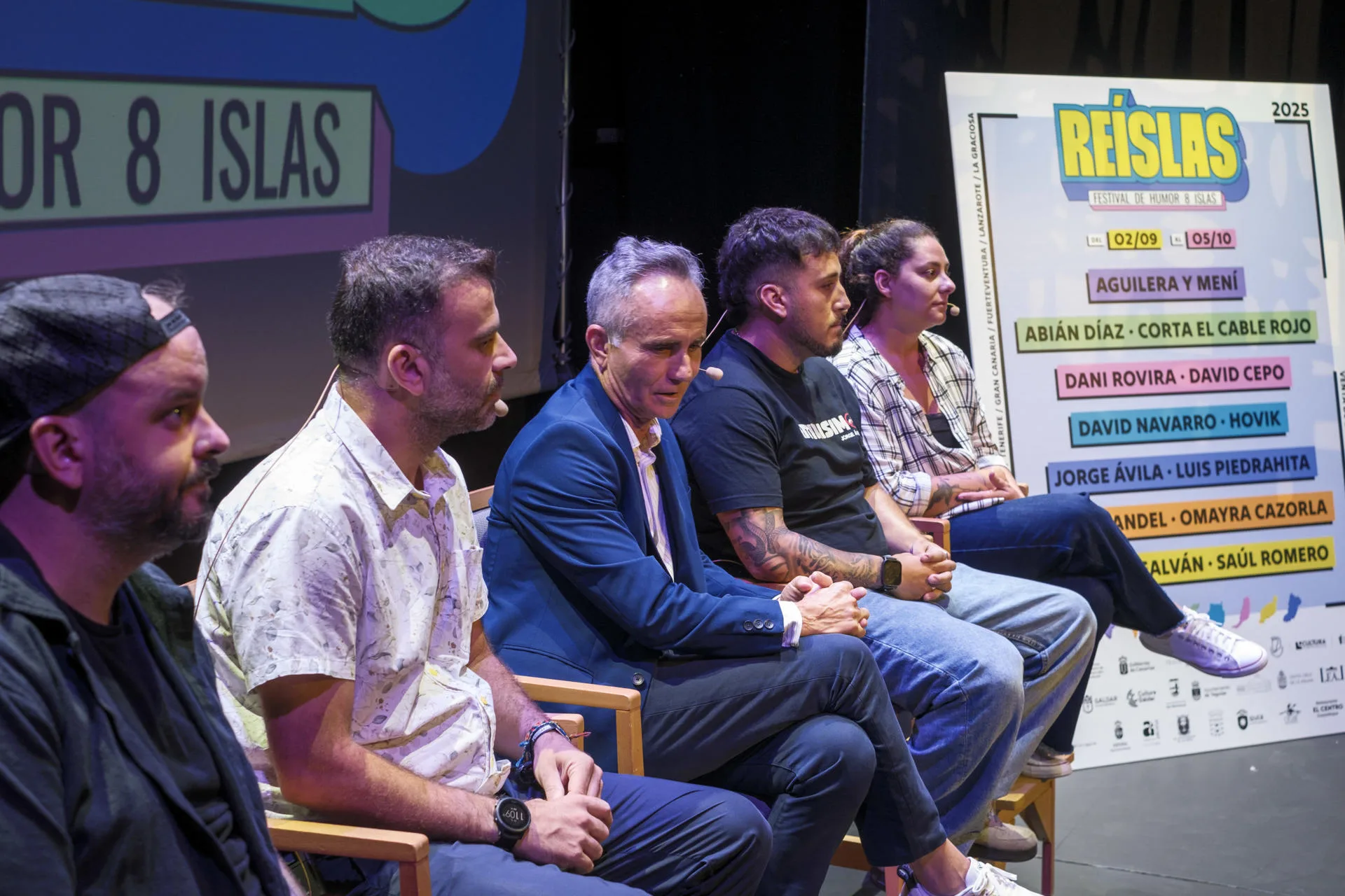 Los humoristas canarios Omayra Cazorla (d),Saúl Romero (i), Jorge Ávila (2d); el responsable de Ninona Producciones, Abilio Gilar (2i); y el viceconsejero de Cultura del Gobierno de Canarias, Horacio Umpiérrez (c), presentaron este miércoles la tercera edición del Festival de Humor Reíslas. EFE/Ángel Medina G.