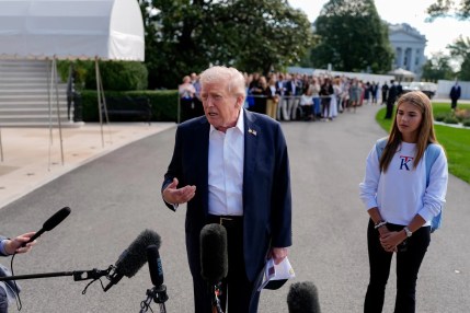 El presidente de EE.UU. Donald Trump (I), y su nieta Kai Trump (D) EFE/KENT NISHIMURA