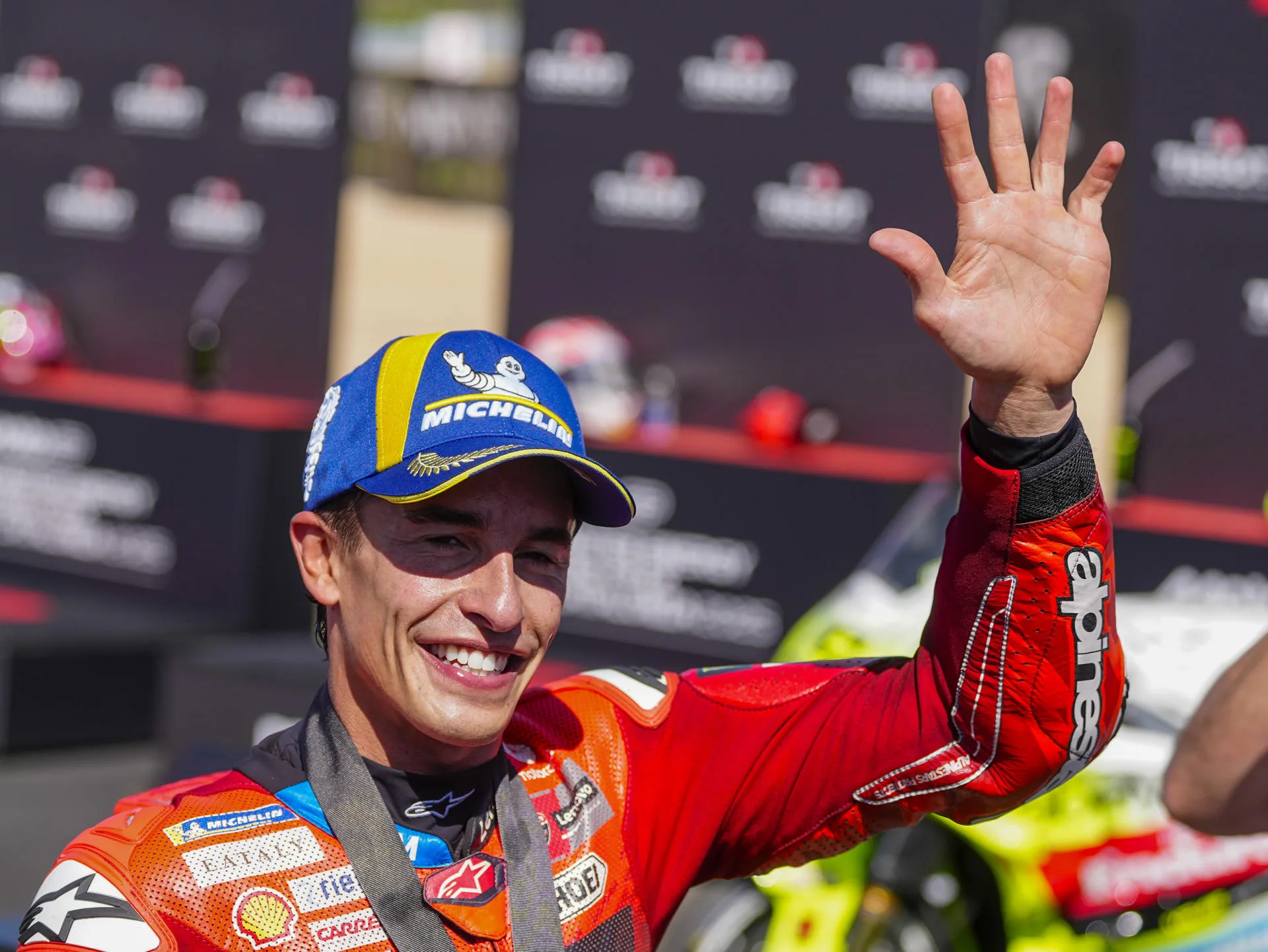 El piloto español de MotoGP Marc Márquez (Ducati Lenovo Team) celebra su victoria en la carrera al sprint del Gran Premio de Cataluña, que se disputará este domingo en el circuito de Barcelona-Cataluña en Montmeló. EFE/ Enric Fontcuberta