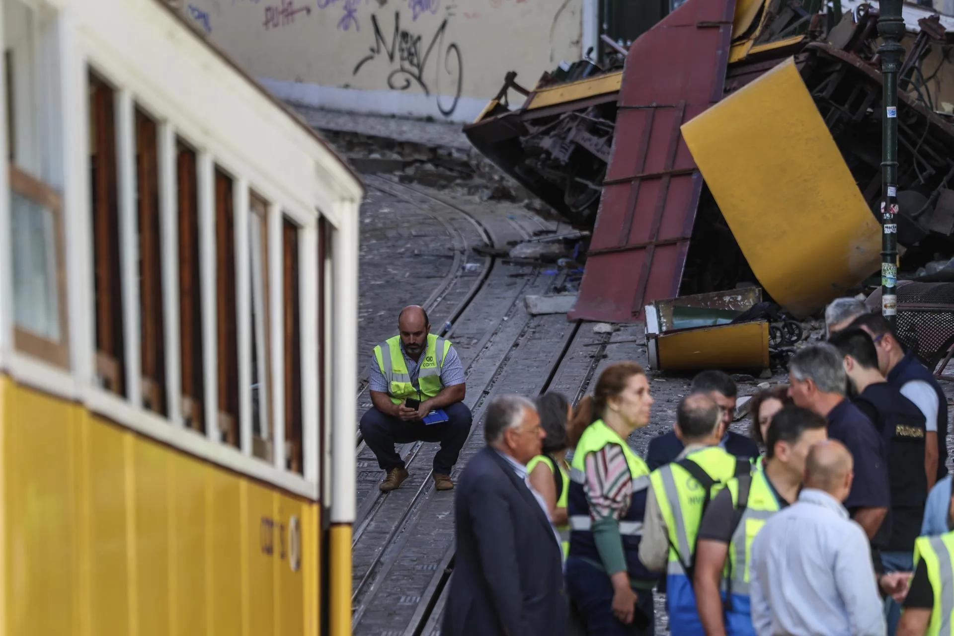 Expertos técnicos evalúan el accidente que involucró al funicular Gloria en Lisboa, un transporte popular entre los turistas, que descarriló en Lisboa, Portugal. EFE/TIAGO PETINGA