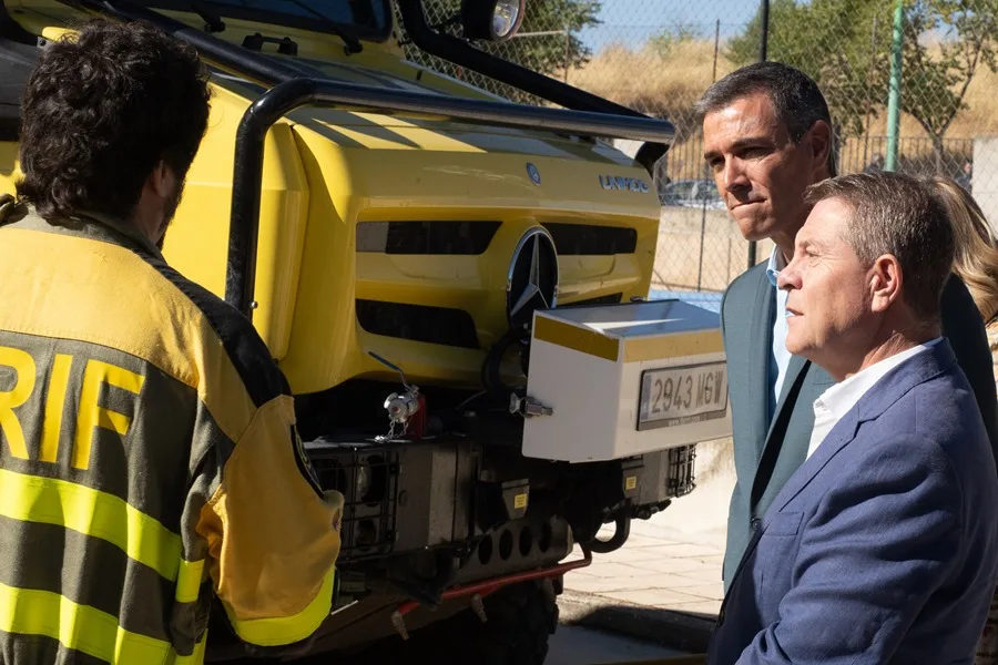 El presidente del Gobierno, Pedro Sánchez (2d) y el presidente de la Junta de Castilla-La Mancha, Emiliano García-Page (d)