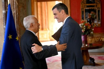El presidente del Gobierno, Pedro Sánchez (i), recibe al presidente electo del Consejo Europeo, António Costa