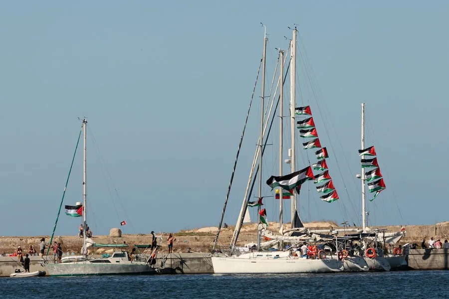 Banderas palestinas ondean a bordo de los barcos de la Flotilla Global Sumud en el norte de Túnez.