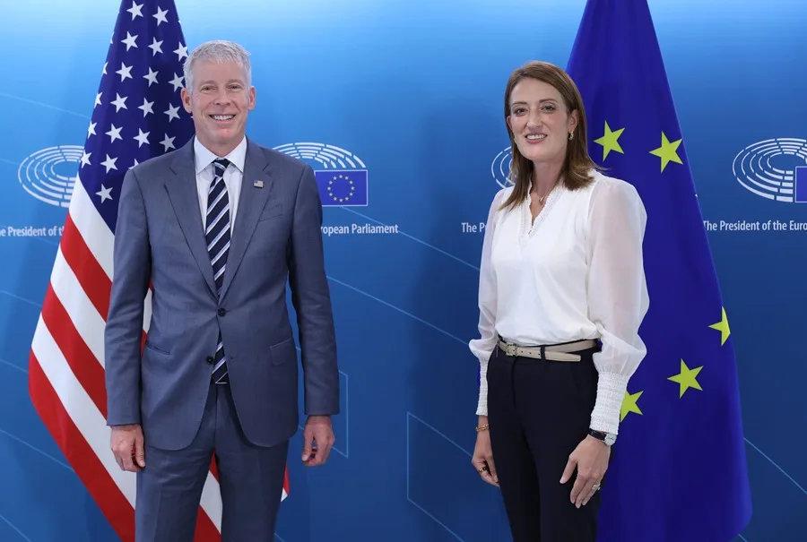 El secretario de Energía de Estados Unidos, Chris Wright, es recibido por la presidenta del Parlamento Europeo, Roberta Metsola, hoy Bruselas