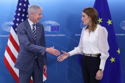 El secretario de Energía de Estados Unidos, Chris Wright, es recibido por la presidenta del Parlamento Europeo, Roberta Metsola, hoy en Bélgica.