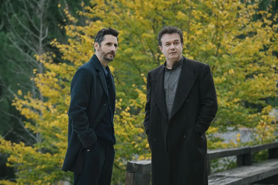 Los actores Juan Diego Botto (i) y Tristán Ulloa (d), en la serie "El centro".