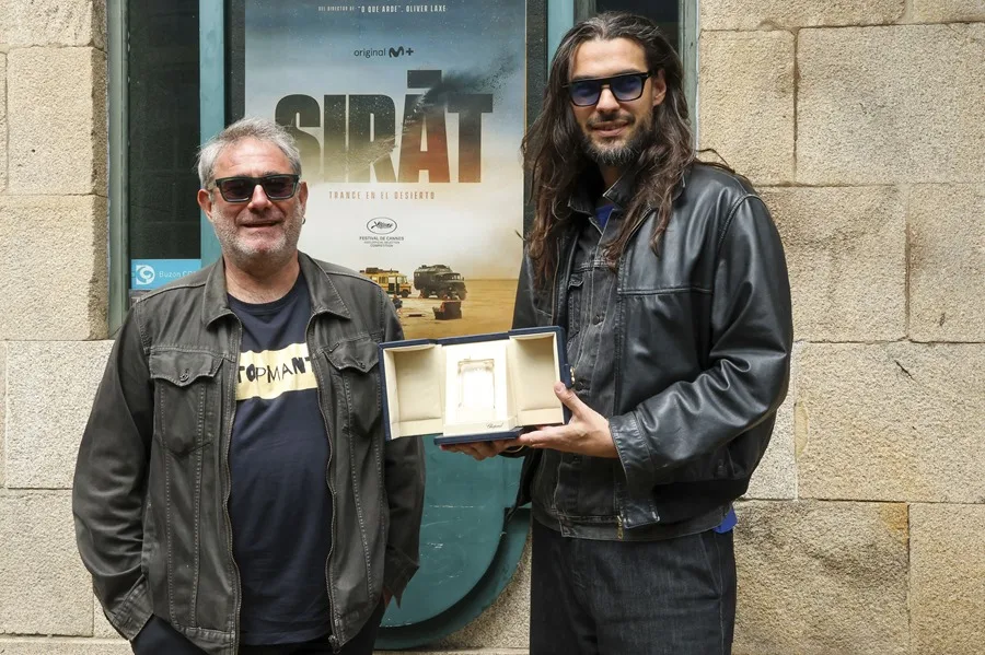El cineasta Oliver Laxe (d) y el actor Sergi López, director y protagonista, respectivamente, de la película 'Sirat', que se alzó con el premio del Jurado en el Festival de Cannes.