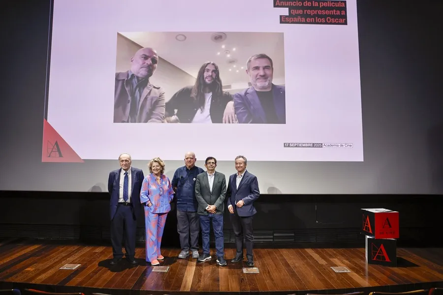 El presidente de la Academia de Cine, Fernando Méndez-Leite (i) junto a los productores Agustín Almodóvar (c) y Esther García (2i), entre otros, tras el anuncio de la película que representará a España en los Óscar