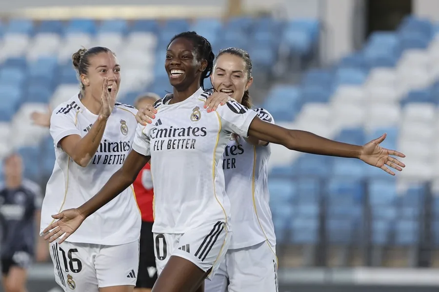 La delantera francesa del Real Madrid Naomie Feller (c) celebra un gol. 