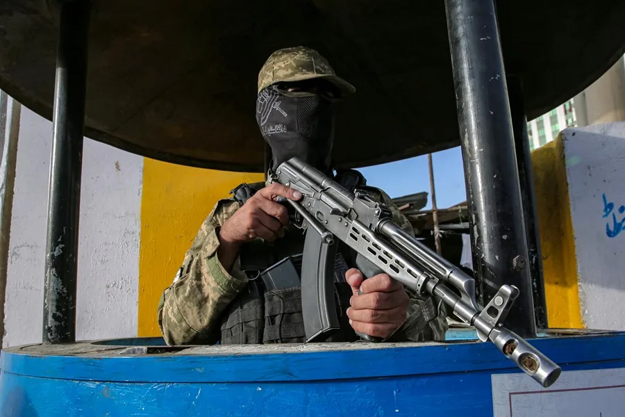 Un miembro armado de las fuerzas de seguridad talibanes