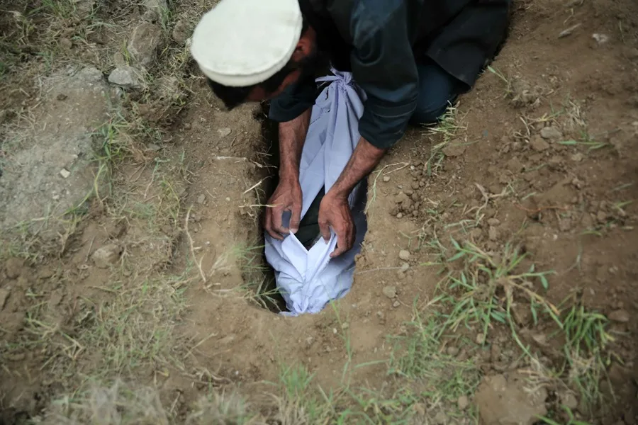 Personas entierran a víctimas del terremoto en Kunar, Afganistán, e