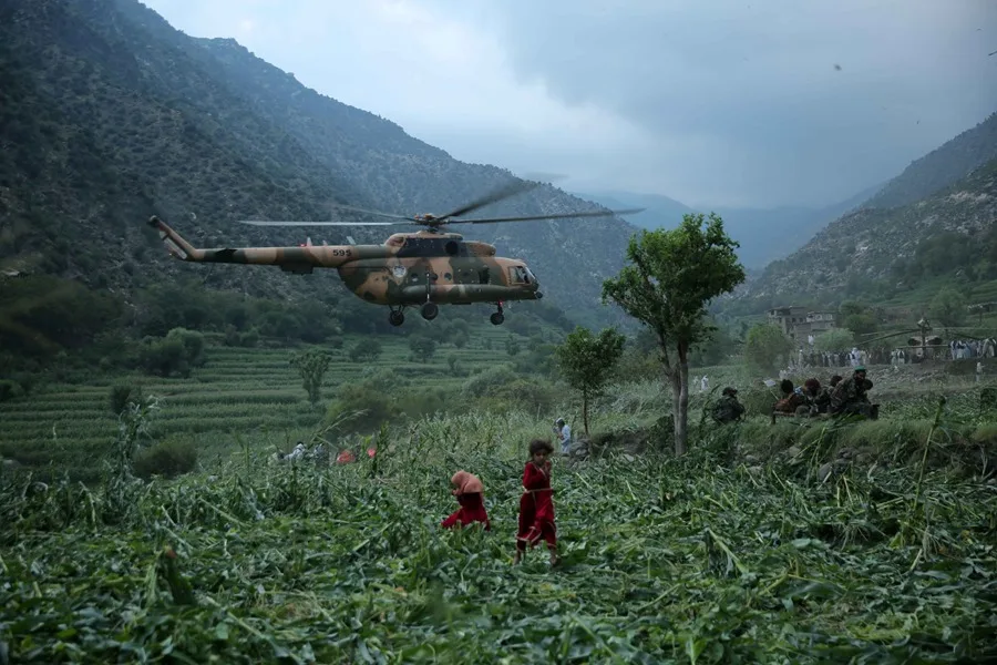  A Taliban military helicopter transports injured victims after an earthquake in Kunar, Afghanistan, 01 September 2025. At least 800 people have been killed and some 2,000 injured after a shallow magnitude-6.0 earthquake and several aftershocks shook Nangarhar and Kunar in eastern Afghanistan overnight, officials reported on 01 September 2025. (Terremoto/sismo, Afganistán) EFE/EPA/SAMIULLAH POPAL