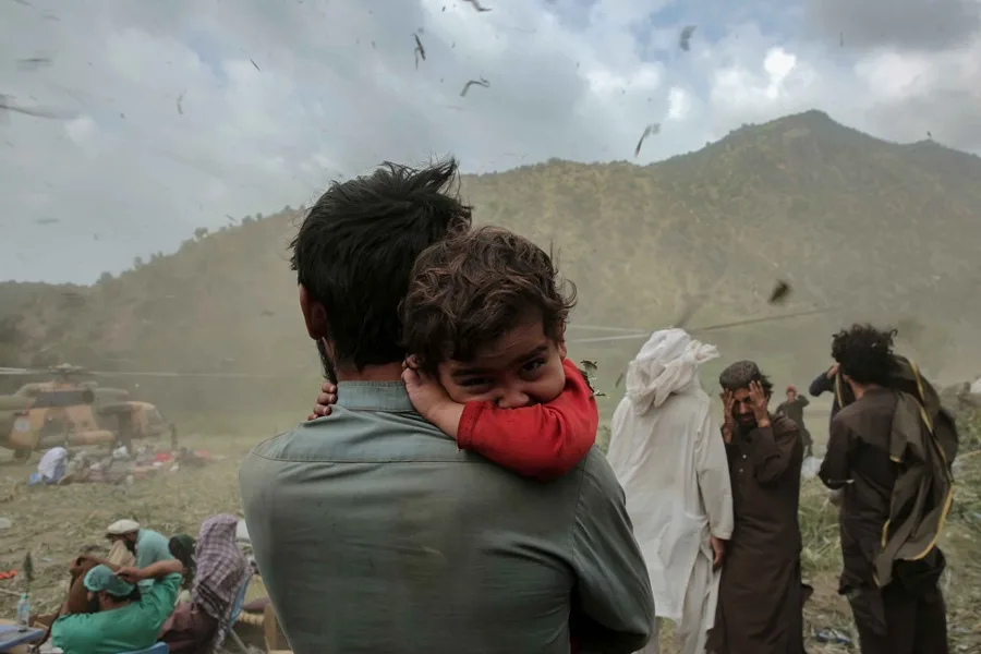 Helicópteros de rescate rescatan a las víctimas del terremoto en Kunar, Afganistán